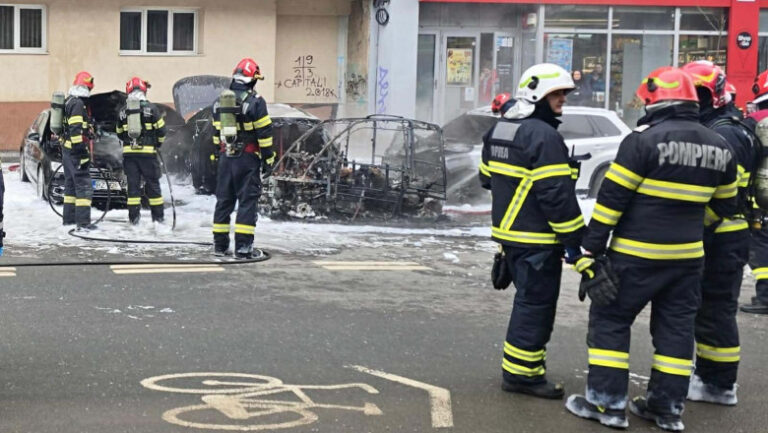 Incendiu puternic în Sectorul 6 al Capitalei: O femeie a murit, un bărbat a suferit arsuri / Mașini în flăcări