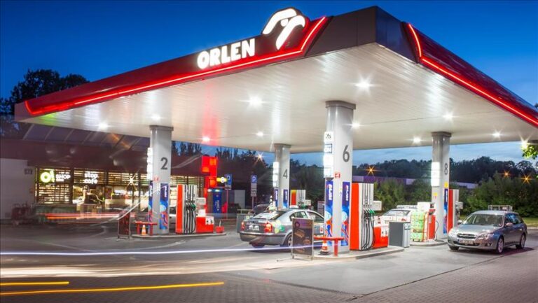 Polonia plafonează prețul la benzină la 1,65 dolari pe litru