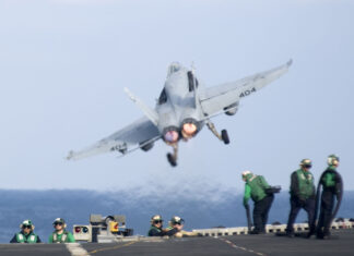 Pakistanul deplânge o „escaladare militară” între SUA și Iran Avion american de luptă, decolând de pe un portavion / Sursa: Wikimedia Commons