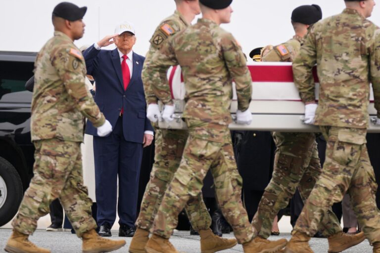 VIDEO | Şase soldaţi americani ucişi în Kuweit au fost repatriaţi în SUA cu onoruri