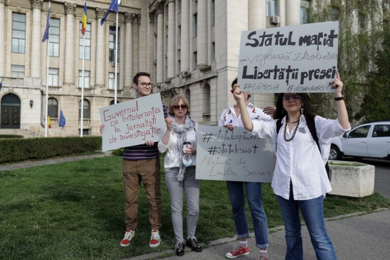 Raport ActiveWatch: În timp ce statul a tărăgănat adoptarea legii anti-SLAPP, jurnaliștii și activiștii sunt hărțuiți judiciar. Printre victime, și Universul.net