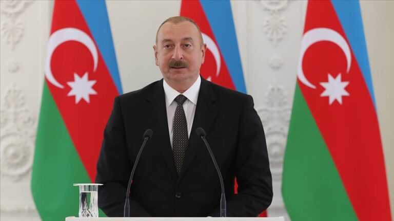 Preşedintele azer Ilham Aliev ameninţă cu represalii după un atac „terorist” cu dronă pe un aeroport şi lângă o şcoală, soldat cu patru răniţi. Teheranul dezminte acuzaţiile. Baku condamnă dezminţirea şi cere ca Teheranul să prezinte scuze