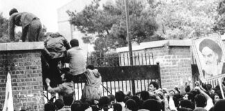 4 noiembrie 1979, Ambasada SUA de la Teheran, luată cu asalt de radicalii noului regim teocratic / Sursa: Wikipedia