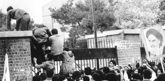 4 noiembrie 1979, Ambasada SUA de la Teheran, luată cu asalt de radicalii noului regim teocratic / Sursa: Wikipedia