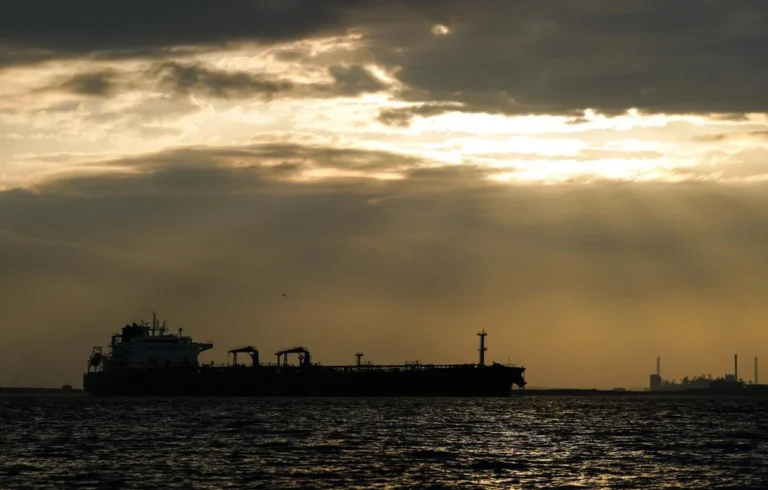 Un petrolier grec, cu un român printre membrii echipajului, a fost lovit în Marea Neagră în apropiere de un port rusesc