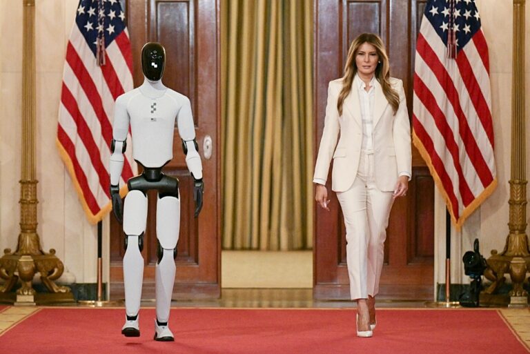 VIDEO | Invitat surpriză la un eveniment organizat de Melania Trump la Casa Albă: un robot umanoid capabil să meargă singur și să vorbească