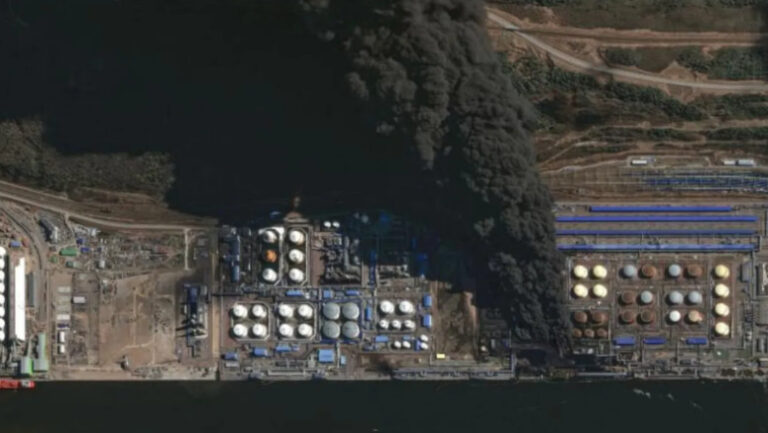 BBC: Imagini din satelit arată incendii de proporţii la instalaţiile petroliere ruseşti, după atacuri repetate ale Ucrainei