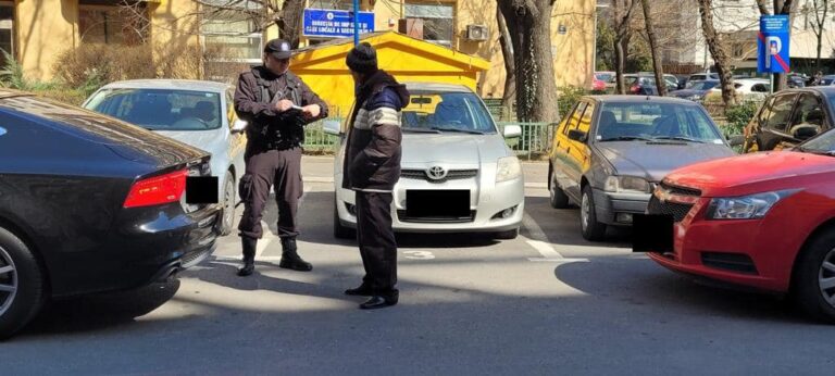 VIDEO | Poliţia Locală şi Primăria Bucureşti, apel către şoferi: Nu le mai daţi bani parcagiilor!