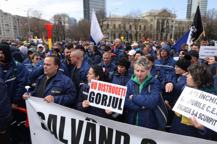 Incidente la protestul minerilor din Piaţa Victoriei/ Forţele de ordine au folosit gaze lacrimogene