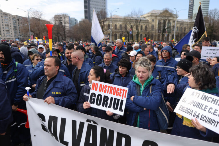 Incidente la protestul minerilor din Piaţa Victoriei/ Forţele de ordine au folosit gaze lacrimogene