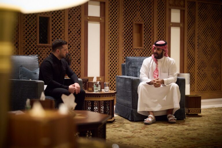 Arabia Saudită încheie un pact de securitate cu Ucraina