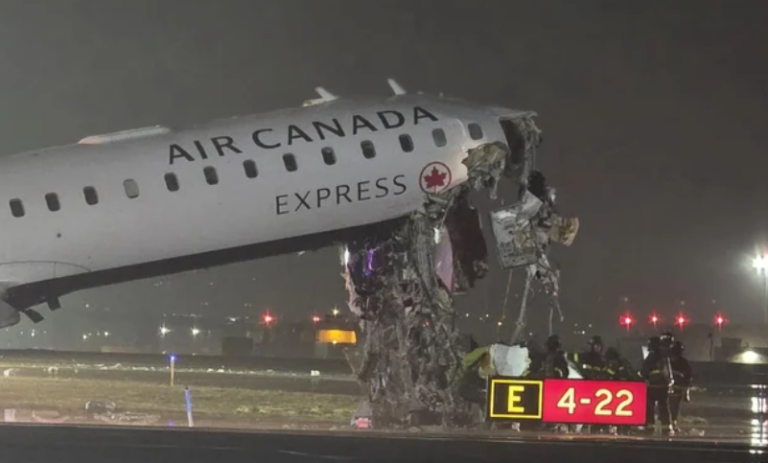 Accident pe pista aeroportului LaGuardia din New York: Un avion a lovit un vehicul. Pilotul și copilotul au murit