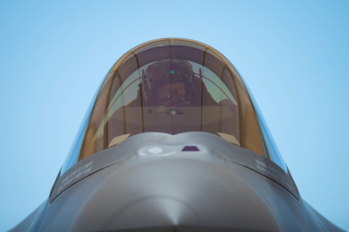 avion de luptă pilot armata razboi Sursa: Pixabay