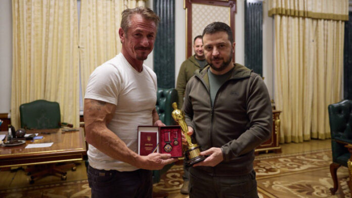 Sean Penn a primit în Ucraina o statuetă Oscar realizată din metalul unui tren bombardat de Rusia