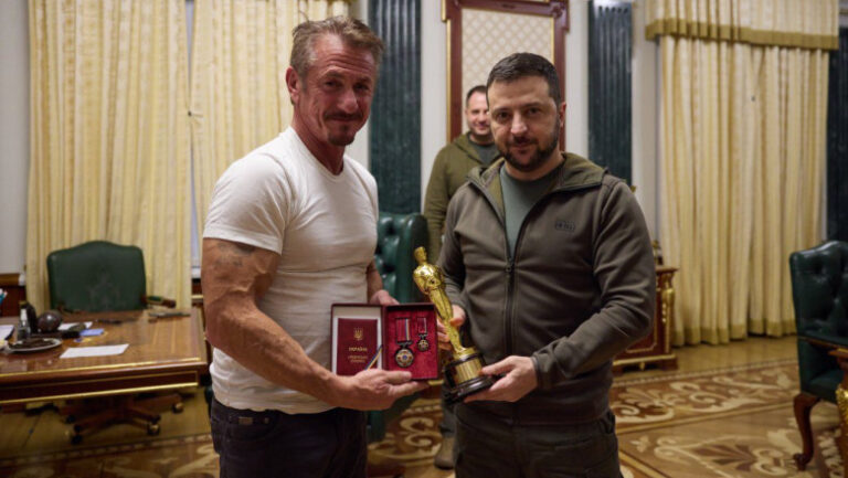 Sean Penn a primit în Ucraina o statuetă Oscar realizată din metalul unui tren bombardat de Rusia