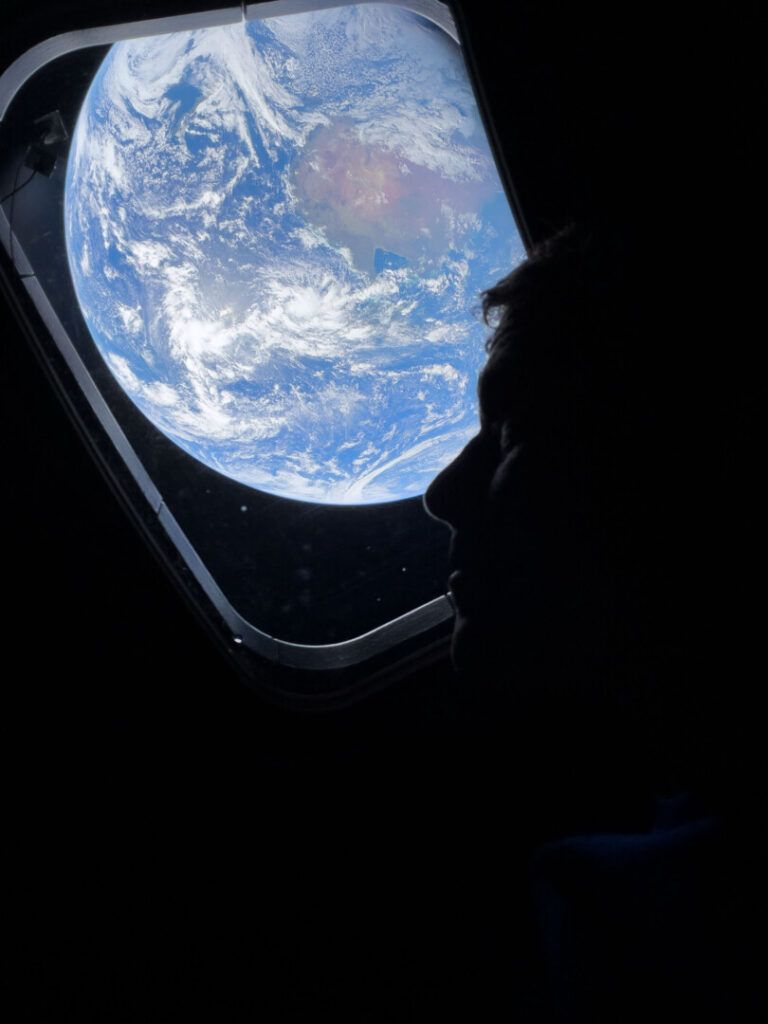 FOTO/ VIDEO | În drum spre Lună, astronauţii navei Artemis II îi întrezăresc deja misterele