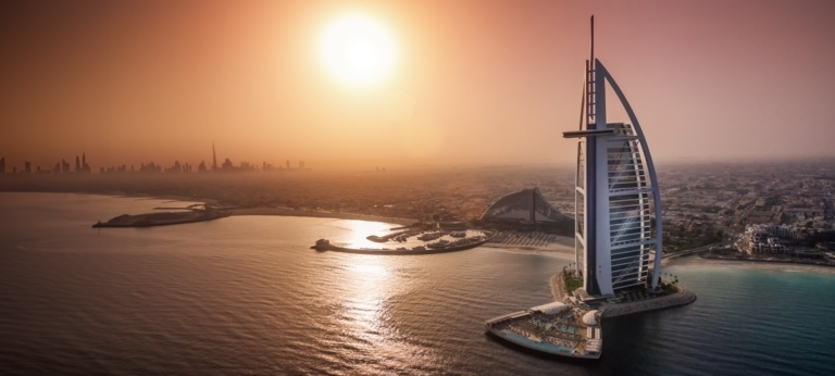 Hotelul Burj Al Arab, simbol al orașului Dubai, se va închide pentru o renovare de 18 luni pe fondul scăderii turismului