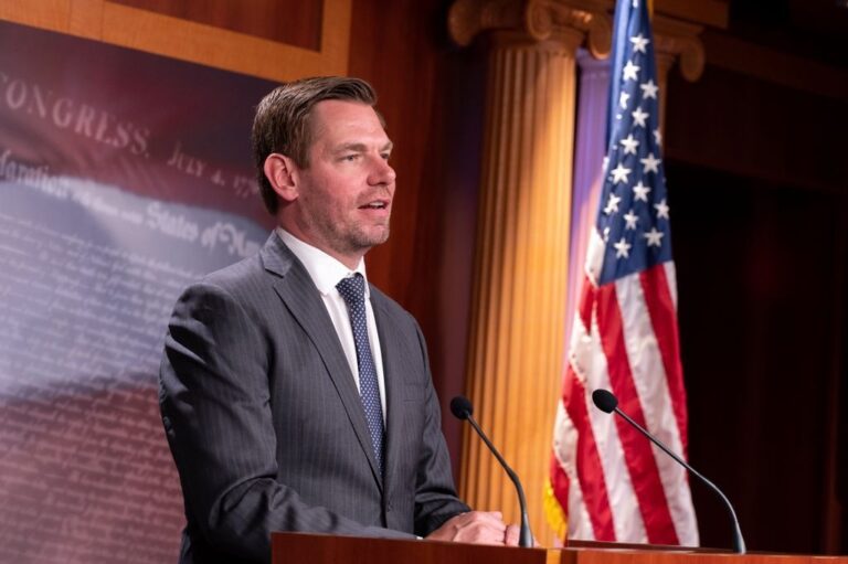 Democratul Eric Swalwell, candidat la funcţia de guvernator al Californiei, acuzat de agresiune sexuală