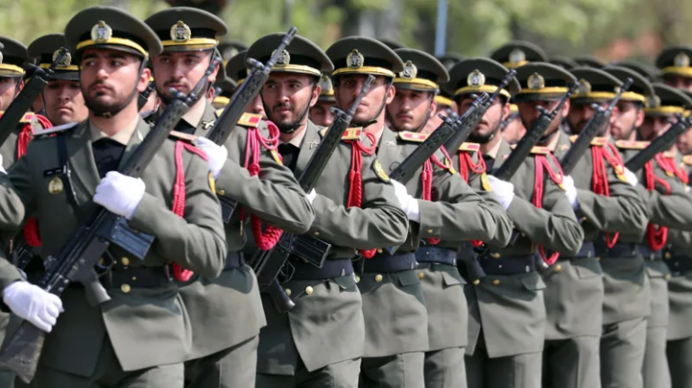Gărzile Revoluţiei preiau puterea în Iran, diminuând rolul liderului suprem
