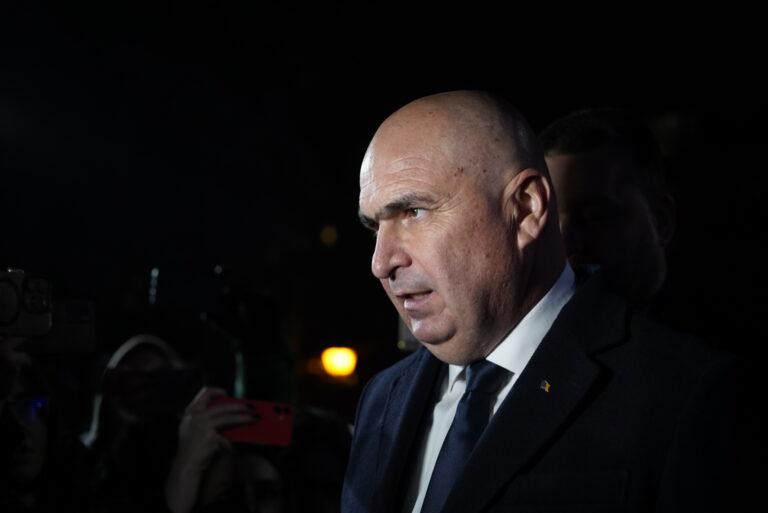 Financial Times: Se rupe barajul. Căderea guvernului român a spulberat unul dintre ultimele „ziduri de protecţie” informale ale Europei împotriva extremei drepte
