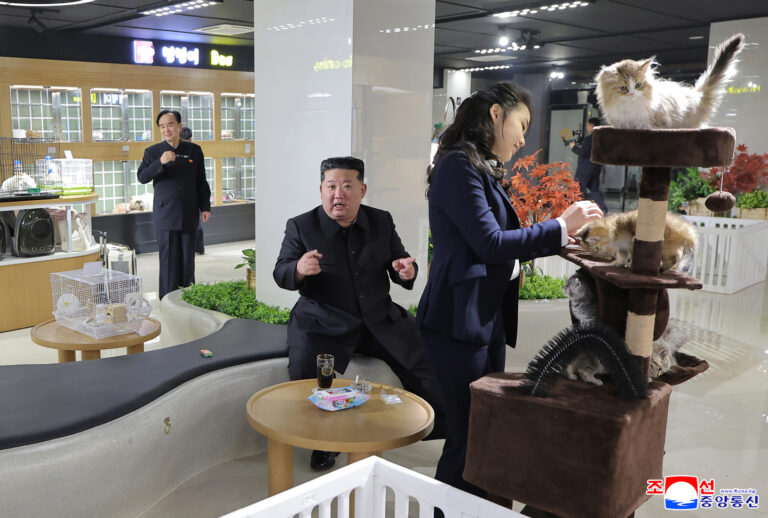 Kim Jong Un și fiica sa Kim Ju Ae au vizitat un magazin de animale de companie