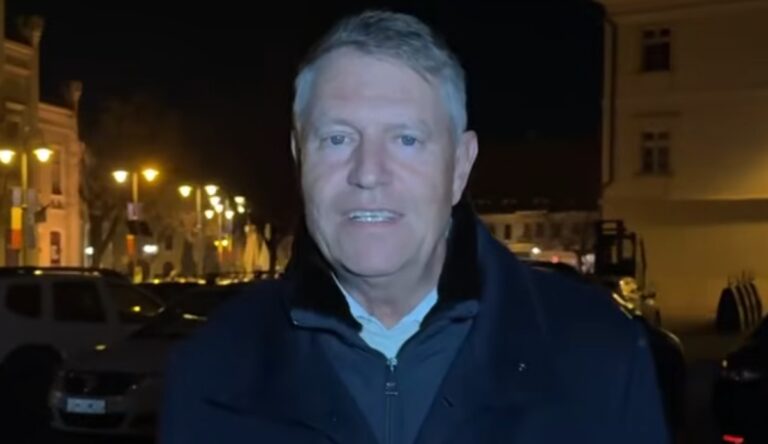VIDEO | Fostul preşedinte Klaus Iohannis şi soţia sa, la slujba de Înviere, la Sibiu: Vă doresc tuturor Sărbători Pascale binecuvântate şi Florii frumoase