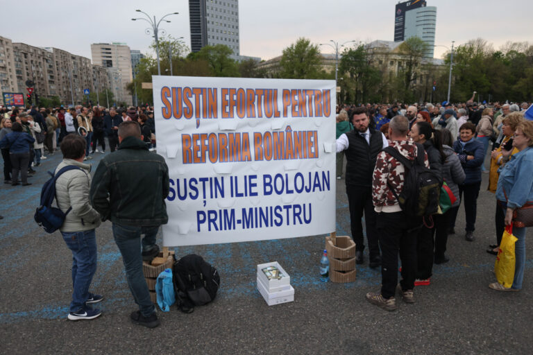 Manifestaţie în sprijinul premierului Ilie Bolojan, în Piaţa Victoriei/ Fostul ministru Radu Berceanu, huiduit