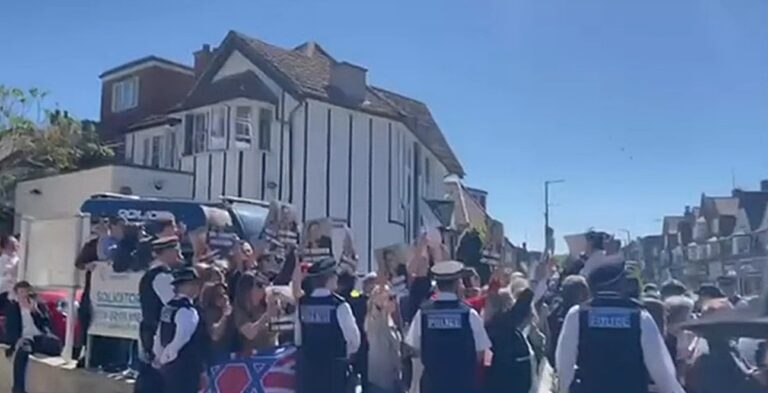 Premierul Starmer, huiduit în cartierul londonez unde a avut loc un nou atac antisemit
