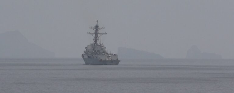 Două nave ale Marinei SUA au început operaţiunile de deminare în Strâmtoarea Ormuz, anunţă armata americană