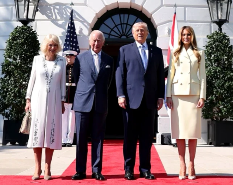 Glumele Regelui Charles au ascuns niște replici subtile la adresa lui Trump