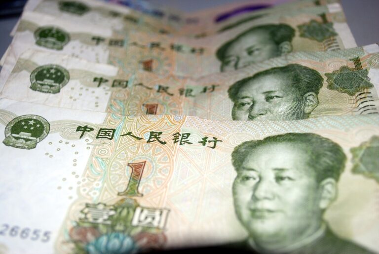 Xi Jinping vrea o monedă puternică. Războiul pornit de America i-a fost de ajutor în acest sens