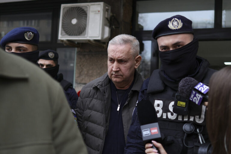 Şeful Autorităţii Rutiere Române, Cristian Anton, reţinut de DNA / Peste 500.000 de euro descoperiţi în locuinţe
