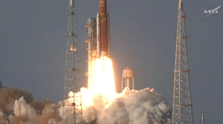 VIDEO | Misiunea Artemis 2 a NASA, primul zbor cu echipaj uman în jurul Lunii în peste 50 de ani, a fost lansată cu succes