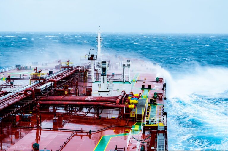 Iranienii au deschis focul asupra unui petrolier care traversa Strâmtoarea Ormuz