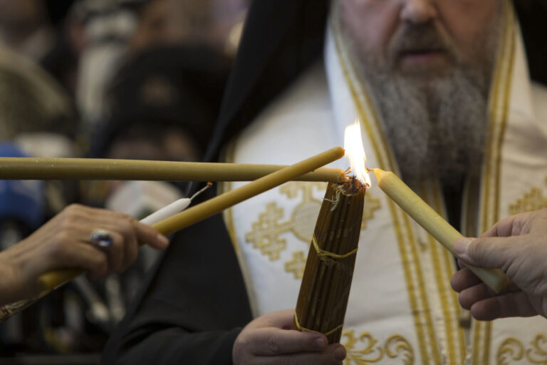Sfânta Lumină va fi adusă în România cu o cursă specială, a confirmat reprezentantul Patriarhiei la Ierusalim