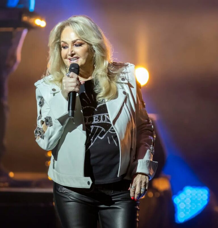 Bonnie Tyler se află în comă indusă, după ce a fost operată de urgență