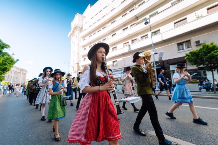 Transylvanian Saxons bring their music to Bucharest street festival