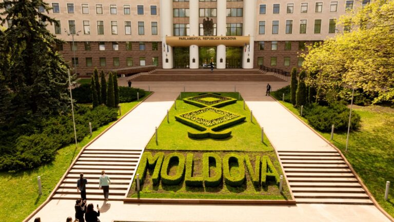 Noul cod de organizare a parlamentului R. Moldova stabilește limba română ca unica limbă de lucru în legislativ