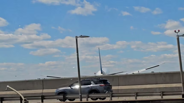 VIDEO | Un avion Boeing 767 a lovit un camion şi un stâlp de iluminat înainte să aterizeze pe un aeroport de lângă New York