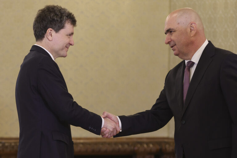 Consultările doar au subliniat impasul. Președintele poate depăși blocajul făcând măcar acum ceea ce ar fi trebuit să facă de la bun început