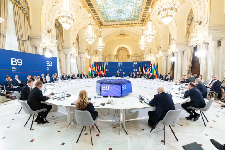 Summitul B9, între confortul strategic pe care ni l-a oferit și oglinda care ne dezvăluie fața strâmbă