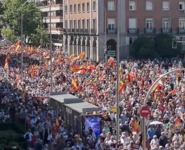 Zeci de mii de oameni au protestat la Madrid împotriva premierului / Incident lângă reședința lui Pedro Sanchez