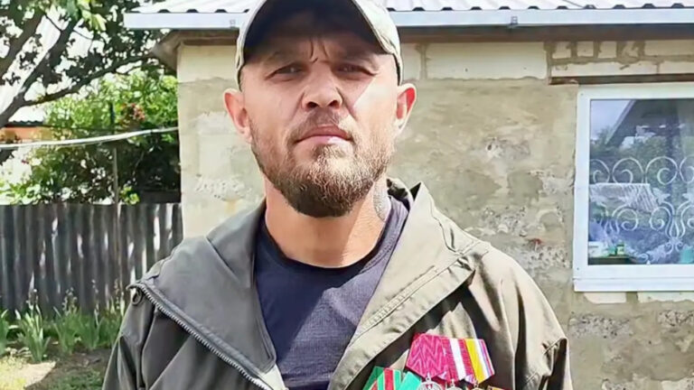 Veteranul rus din Ucraina care l-a ameninţat pe Putin cu o insurecţie militară a fost arestat