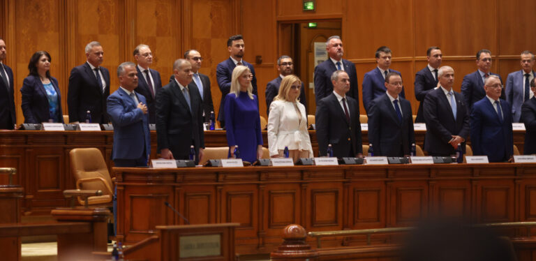Presa internaţională: Criza politică se adânceşte în România după ce parlamentarii au respins noul guvern