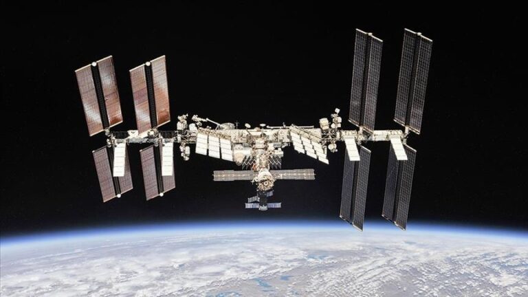 Scurgere de aer la bordul ISS: NASA transmite astronauţilor că se pot întoarce pe ISS, după ce erau pregătiţi pentru o eventuală evacuare