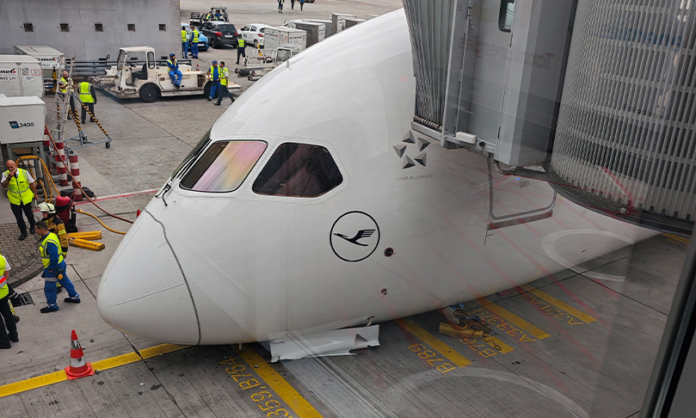 Mai mulți răniți pe aeroportul din Frankfurt după ruperea trenului de aterizare față al unui Boeing-787