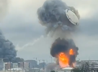 VIDEO | Atacuri cu drone în apropierea Moscovei / Imagine spectaculoasă: Un capac de plumb de la un rezervor imens, aruncat în aer de o explozie la câţiva metri înălţime