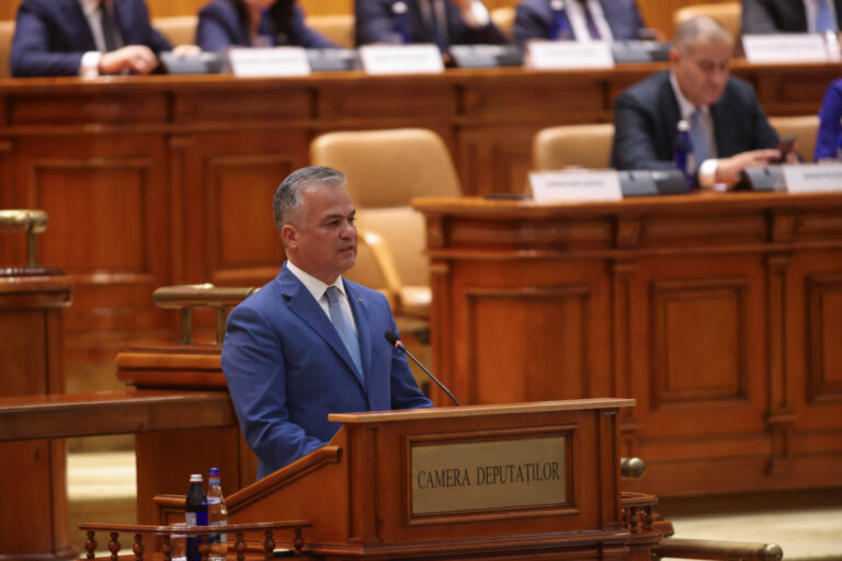 Profesorul Sergiu Mişcoiu: La învestirea lui Adrian Veştea, politica românească a revenit la logica anilor ’90, dar fără rezultate