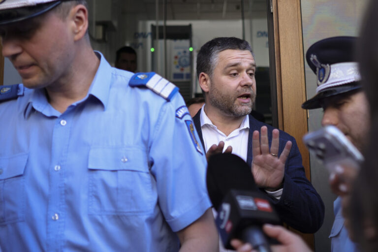 Primarul Capitalei, un apropiat al lui Ilie Bolojan, sub control judiciar. Ciucu: Sunt nevinovat / O tinichea de coadă / Îmi duc mandatul până la capăt