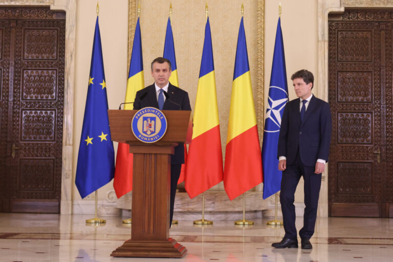 Tomac promite guvern cu miniştri, secretari de stat și prefecţi fără carnet de partid
